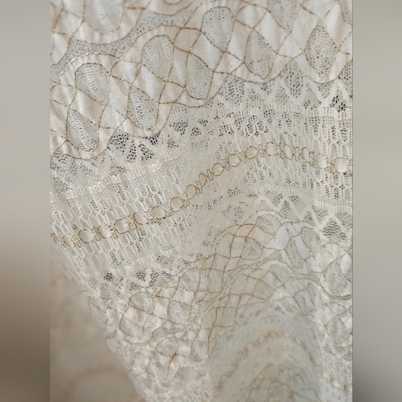 Size Large Gold and Cream Crop - Picture 2 of 2